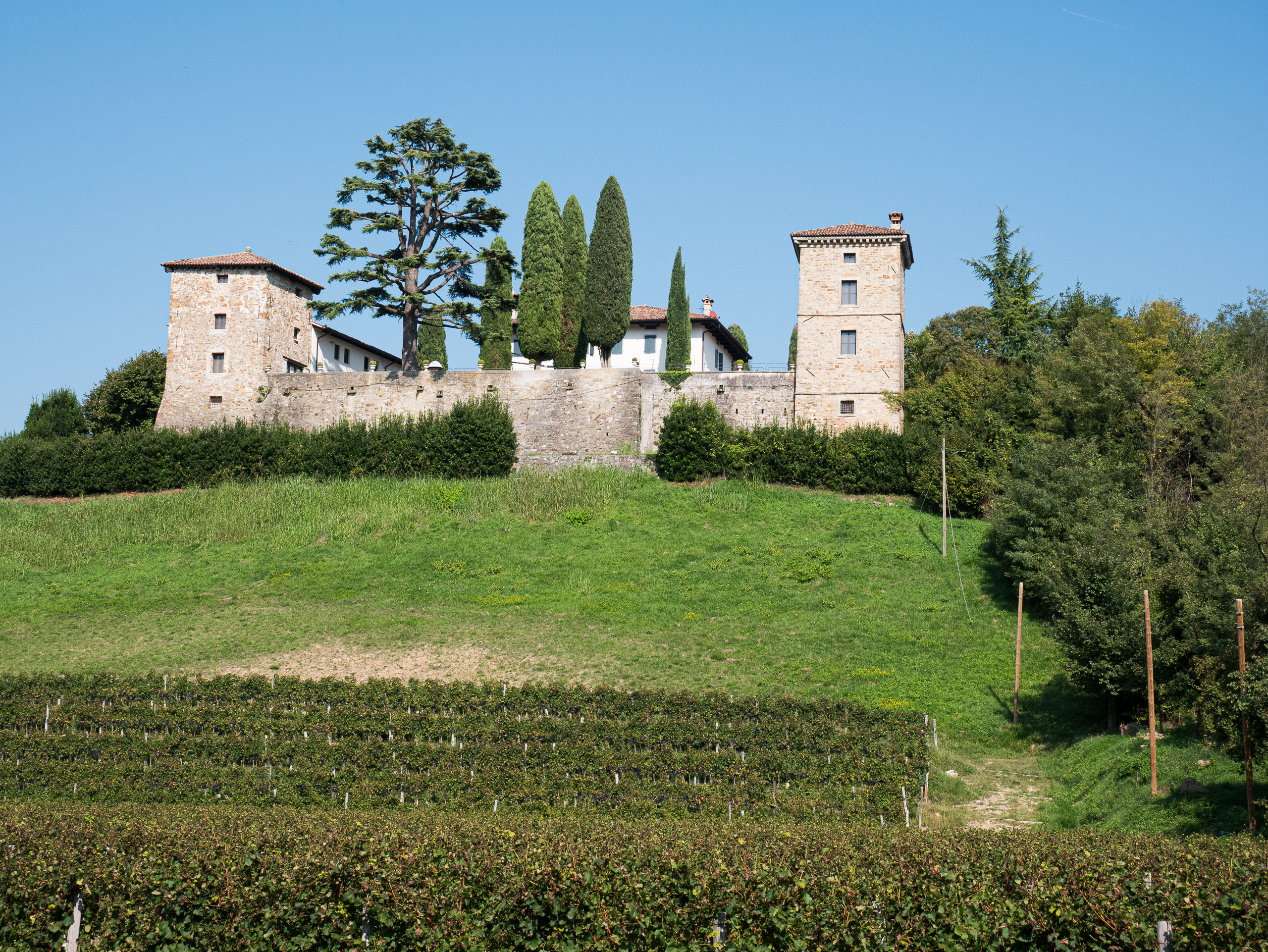 Wehrhafte Villa mit zwei Türmen über den Weinbergen des Collio